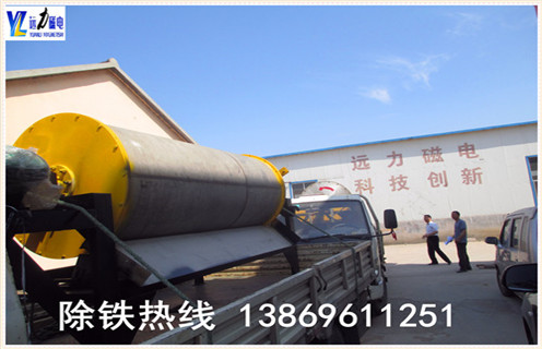 永磁筒式磁选机的安装使用说明,永磁筒式磁选机实用于冶金矿山矿业选矿.选矿厂等企业及小型选矿及家庭型选矿用户,主用于选别细颗粒的铁磁性矿物及去除杂质,去除非磁性矿物中混杂的磁铁性矿物.永磁筒式磁选机是一种磁场强度较高的湿式磁选机.接纳磁性较高的稀土钕铁硼磁块和铁氧体磁块构成复合磁系,具有磁场强度高.磁场作用深度大,不易退磁等特性.因此设置装备部署处理本领大.对生产波动的顺应性强,选别结果好